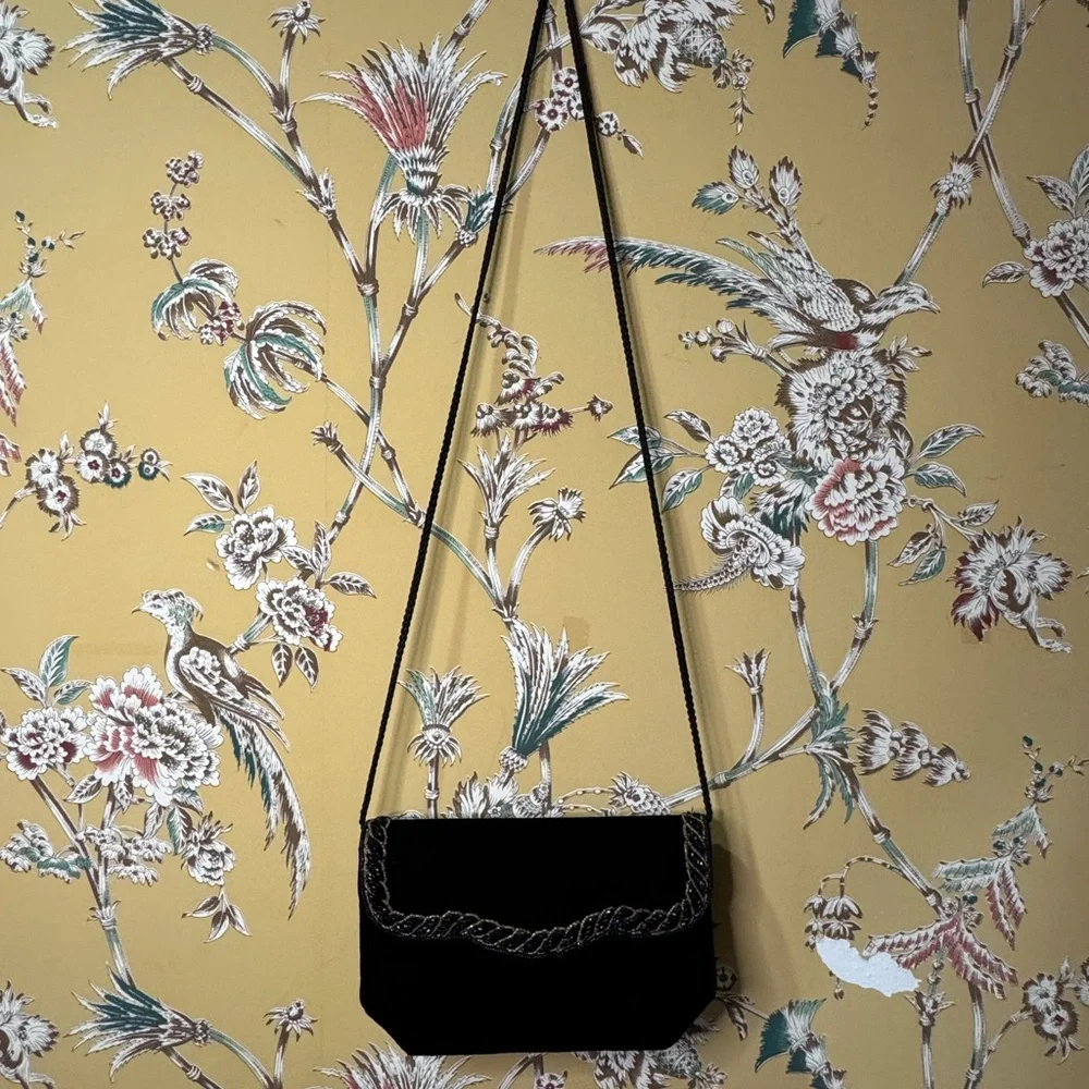 Clutch Elegant Black Velvet w/ Gold Details. Can be‎ used with or without strap